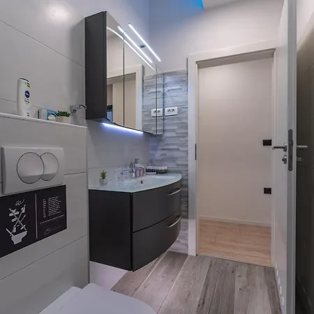 Sky & Sun Luxury With Private Parking In The Garage Bed and Breakfast