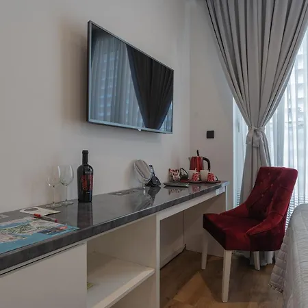 Sky & Sun Luxury With Private Parking In The Garage Bed and Breakfast