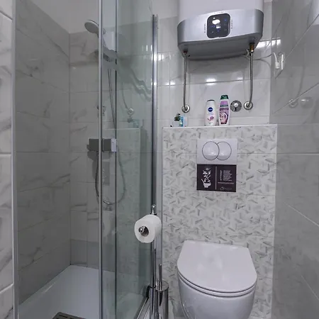 Sky & Sun Luxury With Private Parking In The Garage B&B