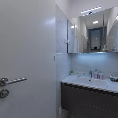 Sky & Sun Luxury With Private Parking In The Garage Bed and Breakfast