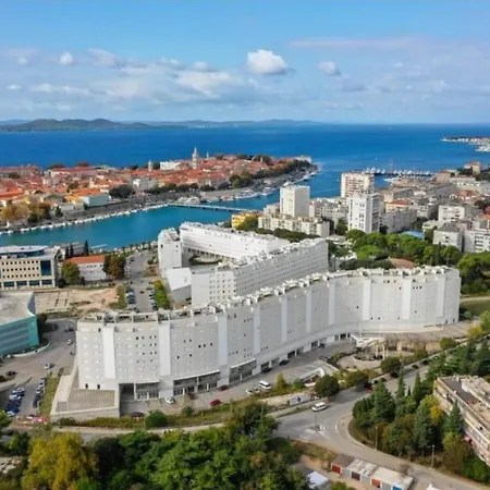 B&B Sky & Sun Luxury With Private Parking In The Garage 4*