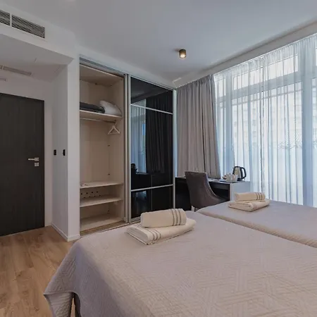 Bed and Breakfast Sky & Sun Luxury With Private Parking In The Garage 4*