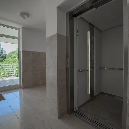 לינה וארוחת בוקר Sky & Sun Luxury With Private Parking In The Garage 4*