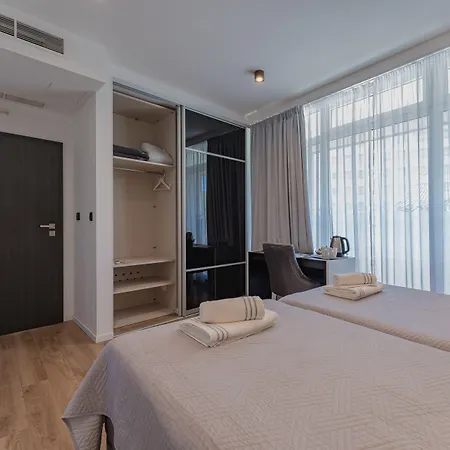 Sky & Sun Luxury With Private Parking In The Garage לינה וארוחת בוקר