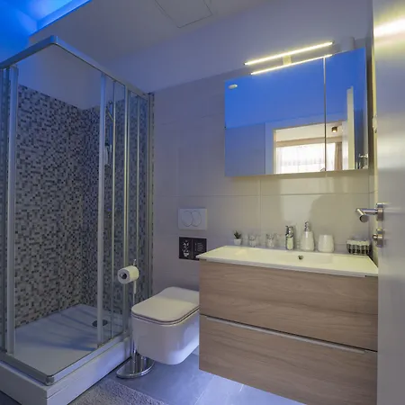 Sky & Sun Luxury With Private Parking In The Garage לינה וארוחת בוקר