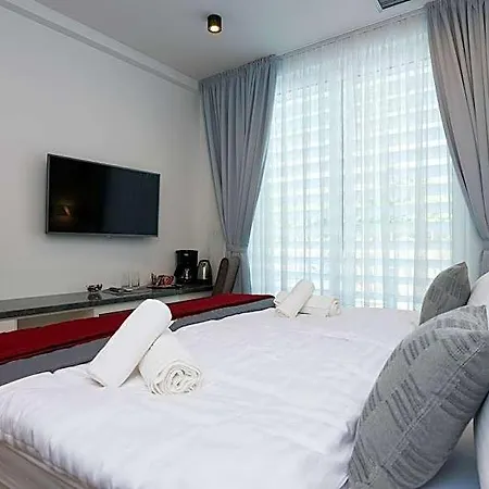 Sky & Sun Luxury With Private Parking In The Garage Bed & Breakfast