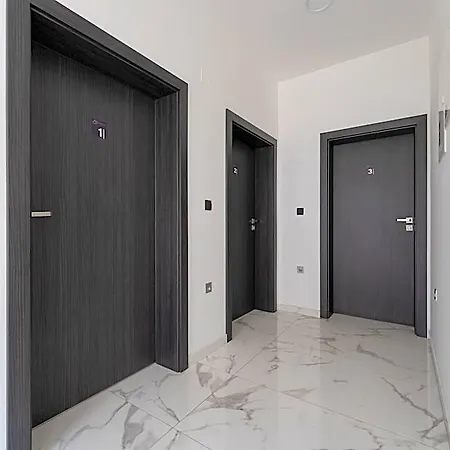 Sky & Sun Luxury With Private Parking In The Garage Bed & Breakfast