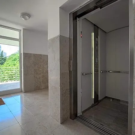 Sky & Sun Luxury With Private Parking In The Garage Bed & Breakfast Zara